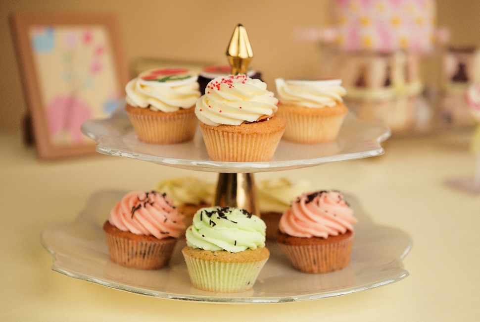 Candy Buffet high tea stand Master the art with the help of the Truffle two tier cupcake stand. Truffle is exquisite with highlights of cream and splashes of light dawn blue.