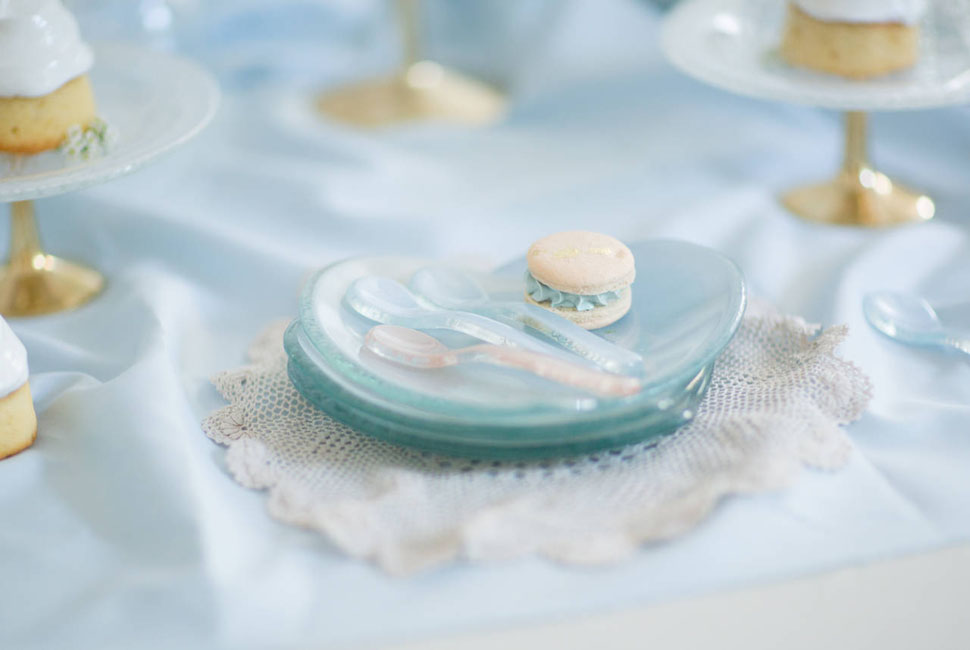 Cake Stand heart shaped glass plate in light blue with little glass spoons and a french macaroon on top