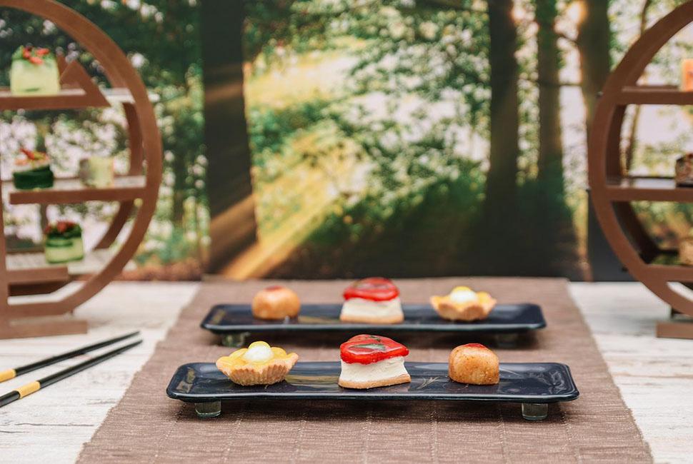 Tea tray Blos is a petit fours plate in deep night blue adorned with our glorious Vivace pattern. Bloss is presenting Japanese desserts on the background of sunny forest.