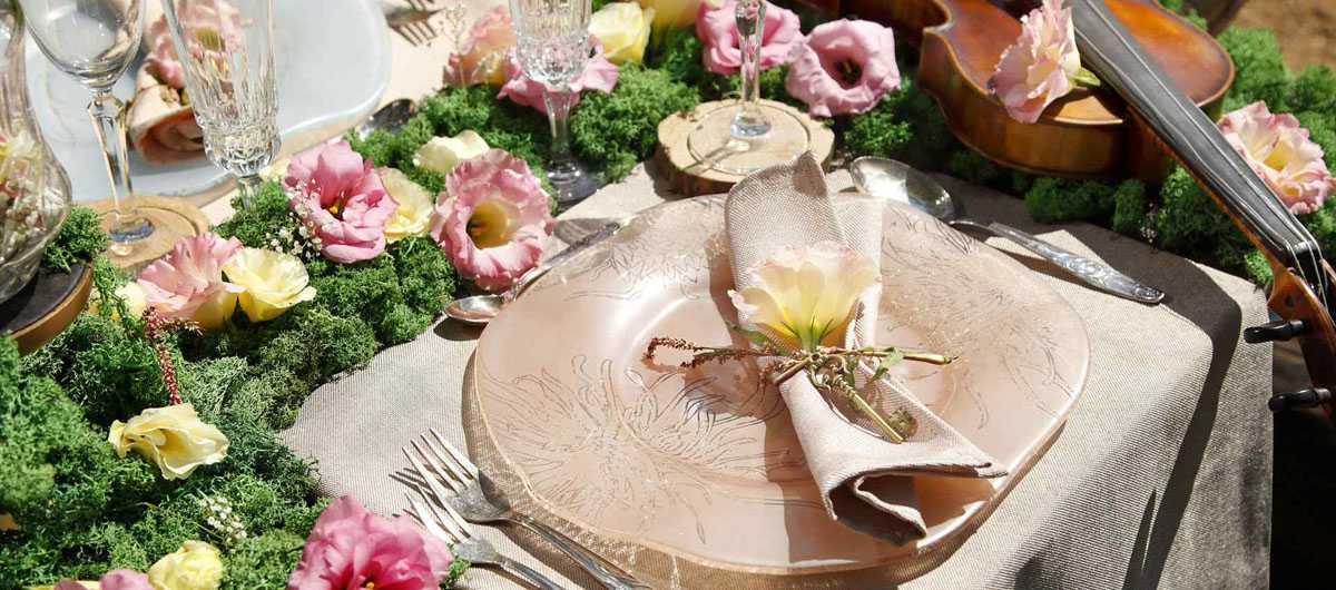 Dress your table to impress with our Dita charger plate. Dita is a charger plate with a natural shaped rim in a cameo rose colour and our Perky Chrysanthemum pattern. Dita sits in beautiful table setting with flowers and fairy like environment with napkin and flowers on top. beautiful vintage cutlery and lovely transperant glasses around to finish the setting.