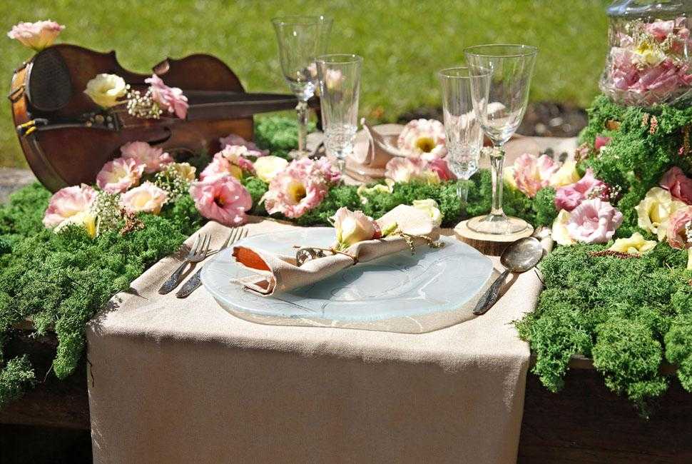 Liv is free form, decorated with our delicate Vivace pattern. Liv sits in beautiful table setting with flowers and fairy like environment with napkin and flowers on top. beautiful vintage cutlery and lovely transperant glasses around to finish the setting.