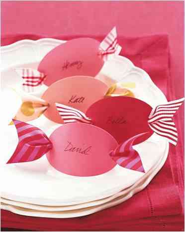 Colourful place cards in red and pink and the shape of bonbons