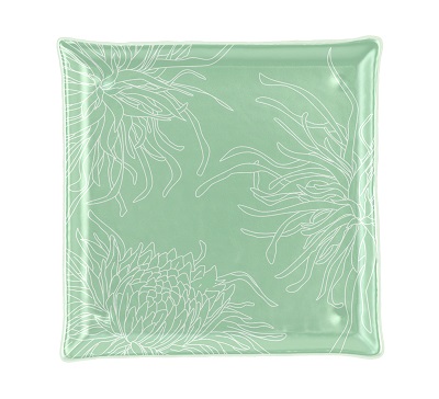 Green and White Plates Ruby is a classy small side plate with an elevated rim in a square form, coloured in pearl white with dazzling splashes of fine jade green.