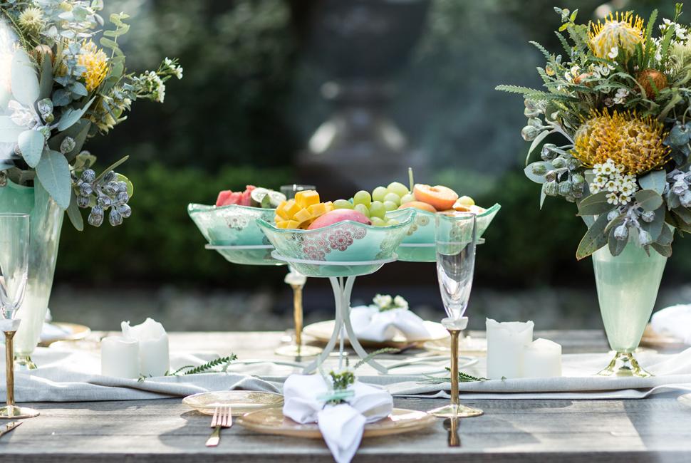 Table Setting Elis is a practical fruit bowl stand on a white base with three divine bowls in jade green and our Wedding Lace pattern.