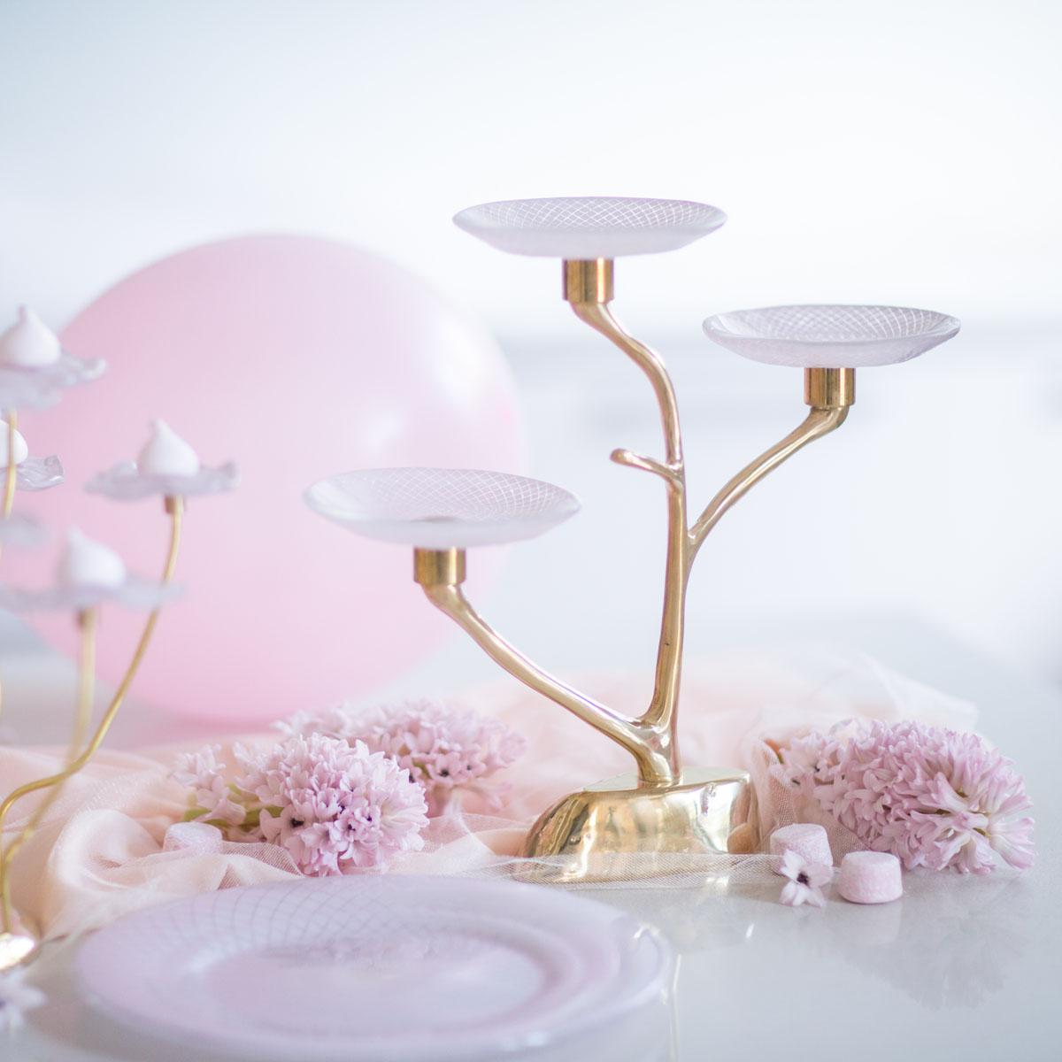 Pink 3-tiered cake stand with glass plates
