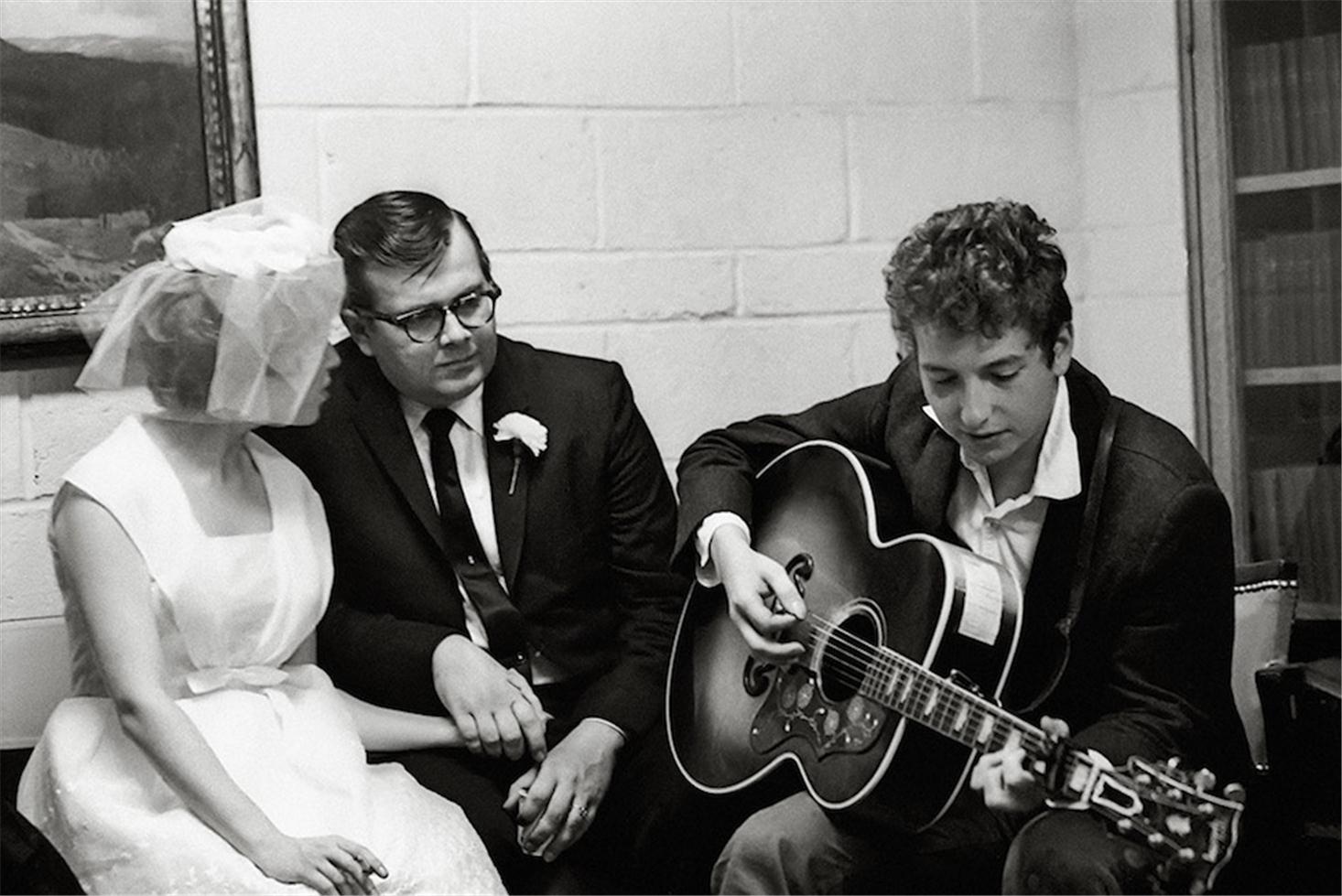 Wedding ideas - Bob Dylan serenading to bride and groom at wedding