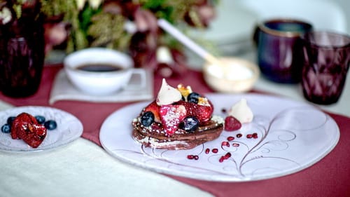 Coloured glass dessert plates & appetizer plates in an elegant table settings with pancakes by Anna Vasily.